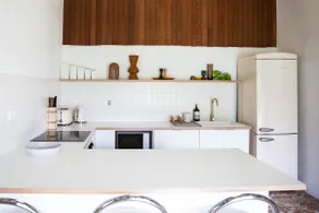 Kenny: Stylish mid-century home, 5 mins from Hyams - Image 2