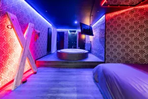 Cupid Love Room: Hot Tub & Unique Sensory Shower - Image 4