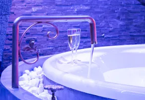 Cupid Love Room: Hot Tub & Unique Sensory Shower - Image 2