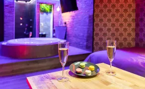 Cupid Love Room: Hot Tub & Unique Sensory Shower - Image 3