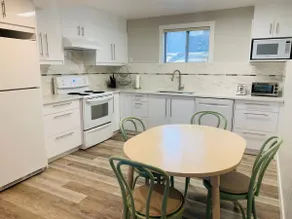 Spacious 8 min walk to FMC or UofC w parking - Image 3