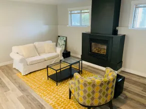 Spacious 8 min walk to FMC or UofC w parking - Image 2