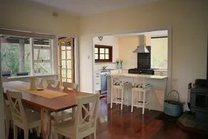 Delightful Cottage 1km to Town 1 Acre Bush Block - Image 3