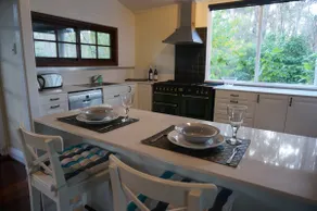 Delightful Cottage 1km to Town 1 Acre Bush Block - Image 2