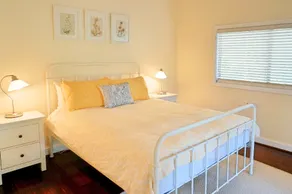 Delightful Cottage 1km to Town 1 Acre Bush Block - Image 5