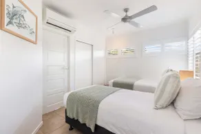 Tranquil penthouse w rooftop deck near beach - Image 3