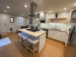 Clean Penthouse with Balcony - Image 2