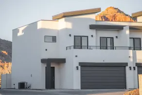 Modern/Luxury Townhouse- HOT TUB - Sleep up to 8! - Image 2