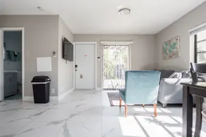 Luxe Beach Retreat with Free Parking - Image 2