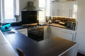 Light spacious, 4 bed victorian townhouse. Patio. - Image 4