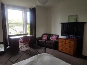 Light spacious, 4 bed victorian townhouse. Patio. - Image 5