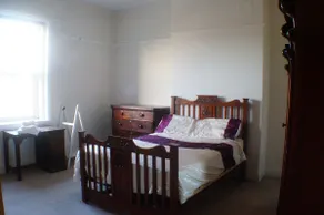 Light spacious, 4 bed victorian townhouse. Patio. - Image 3