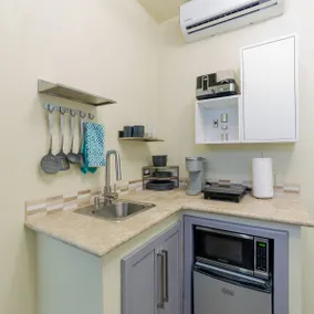 Modern studio 1Bdrm w/free WiFi+ car rental avail - Image 5