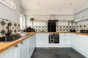 Stunning 5 Bedroom Victorian home with optional hot tub - Image 2