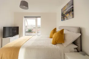 Luxury 2Bed Spacious Apartment- City Centre- Free Parking - Image 4