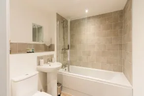 Luxury 2Bed Spacious Apartment- City Centre- Free Parking - Image 3