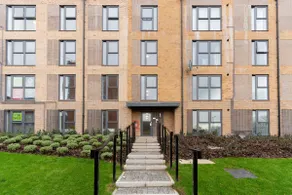 Luxury 2Bed Spacious Apartment- City Centre- Free Parking - Image 5