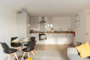 Luxury 2Bed Spacious Apartment- City Centre- Free Parking - Image 2