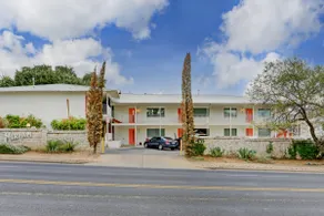 Fun 1 bedroom condo in ideal location with parking - Image 4