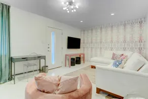 Fun 1 bedroom condo in ideal location with parking - Image 3