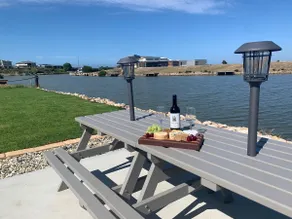 Luxurious apartment with waterfront view - Image 2