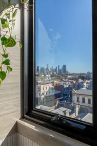 Quiet, 270° city views, top floor – steps to Smith - Image 2