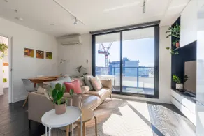Quiet, 270° city views, top floor – steps to Smith - Image 3