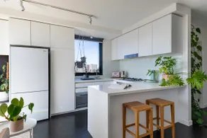 Quiet, 270° city views, top floor – steps to Smith - Image 4