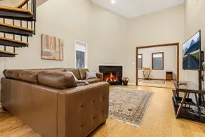Large Updated Mt Snow Villa Jacuzzi/Hot Tub/GameRm - Image 2