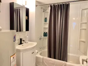 Cozy Downtown Suite | Walk to Restaurants & Shops - Image 4