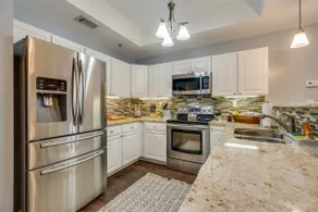 2BR/2BA Double Balcony, One Level, Elevator - Image 5