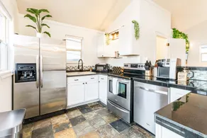 Bright and Airy Studio Loft Near DT + Parks! - Image 3