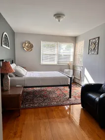 Roger's Park 2 Bedroom spacious with free parking - Image 4