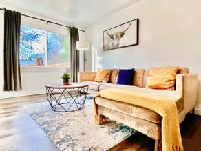 Beautiful Fenced Patio Modern Full Kitchen - Image 2