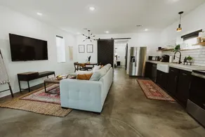 ✨Olivia Downtown✨ Industrial chic/ Sleeps 4 - Image 5