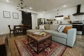 ✨Olivia Downtown✨ Industrial chic/ Sleeps 4 - Image 3