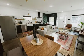 ✨Olivia Downtown✨ Industrial chic/ Sleeps 4 - Image 4