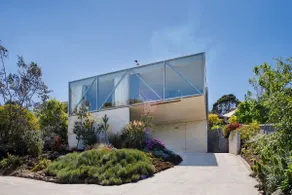 Architectural Glass House with Breathtaking Ocean - Image 2