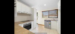 Lovely 2 bedroom unit with pool access - Image 2