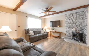 3 Bed 2 Bath Cabin on 300 acre Cattle Farm with Hot Tub and Private River Access - Image 5