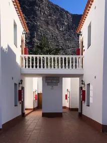 One-bedroom apartment surrounded by gardens - Image 4