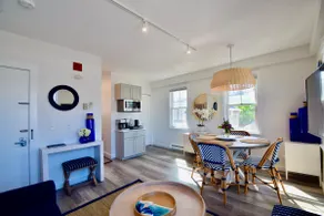 Perfect west end location! 1 bd/parking - Image 5