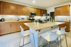 Cozy  single family house with large back yard - Image 2