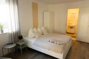 HUGOS Studio Apartment - Image 3