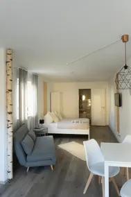 HUGOS Studio Apartment - Image 2