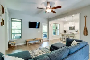 The Lakeside Bungalow – Relax & Unwind (3BR) - Image 3