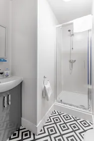 City Centre Studio 6 with Kitchenette, Free Wifi and Smart TV by Yoko Property - Image 5