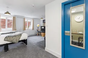 City Centre Studio 3 with Kitchenette, Free Wifi and Smart TV with Netflix by Yoko Property - Image 4