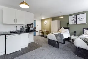 City Centre Studio 3 with Kitchenette, Free Wifi and Smart TV with Netflix by Yoko Property - Image 2