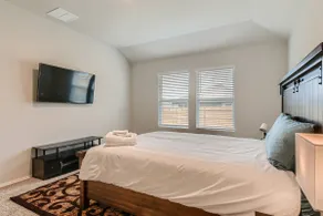 Simple Lovely Home Close to the Airport & Tesla! - Image 5